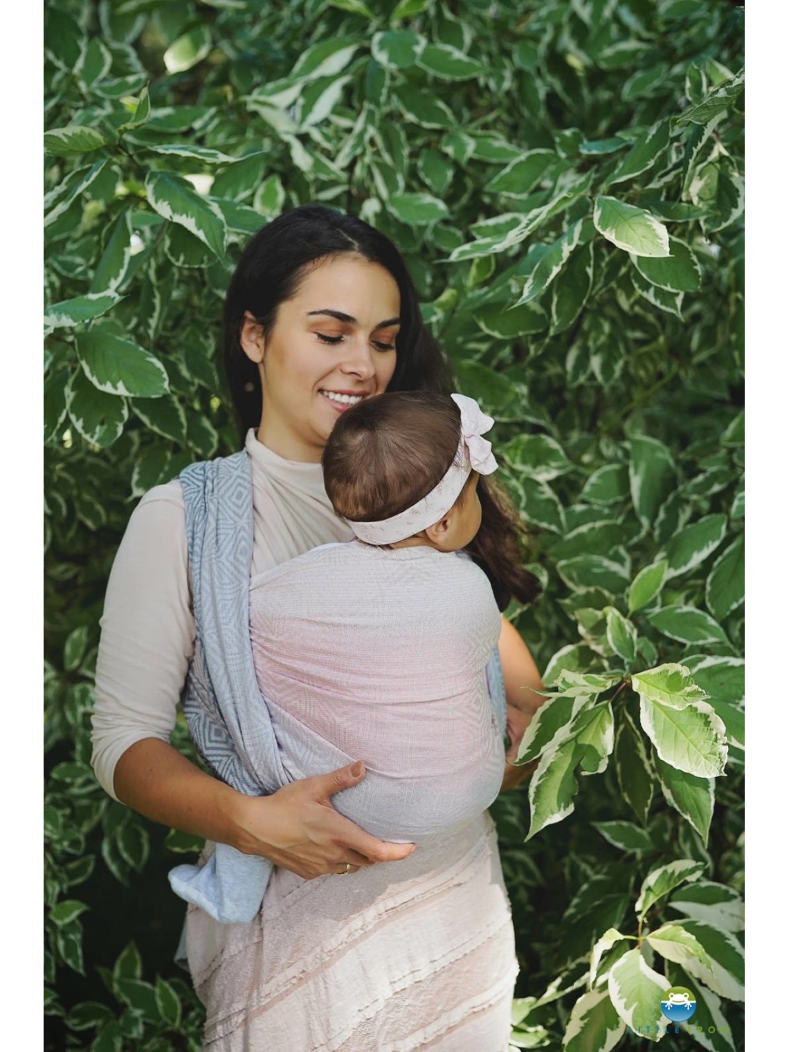 Little Frog kantoliina vauvan kantamiseen