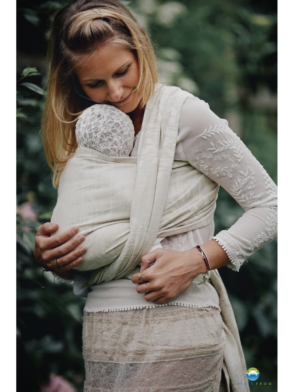 Little Frog kantoliina vauvan kantamiseen