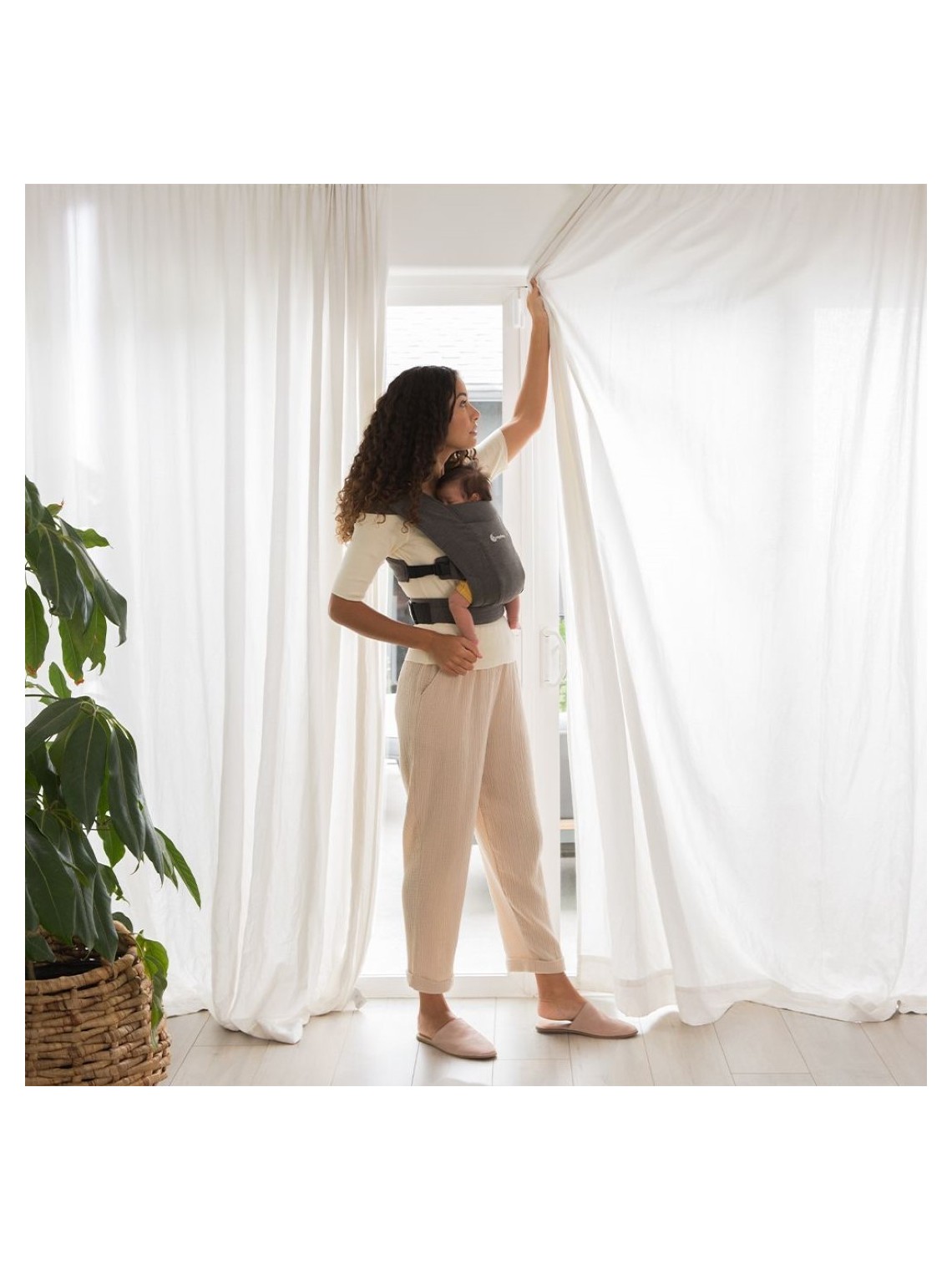 Ergobaby Embrace – švelni ir kompaktiška nešioklė nuo gimimo