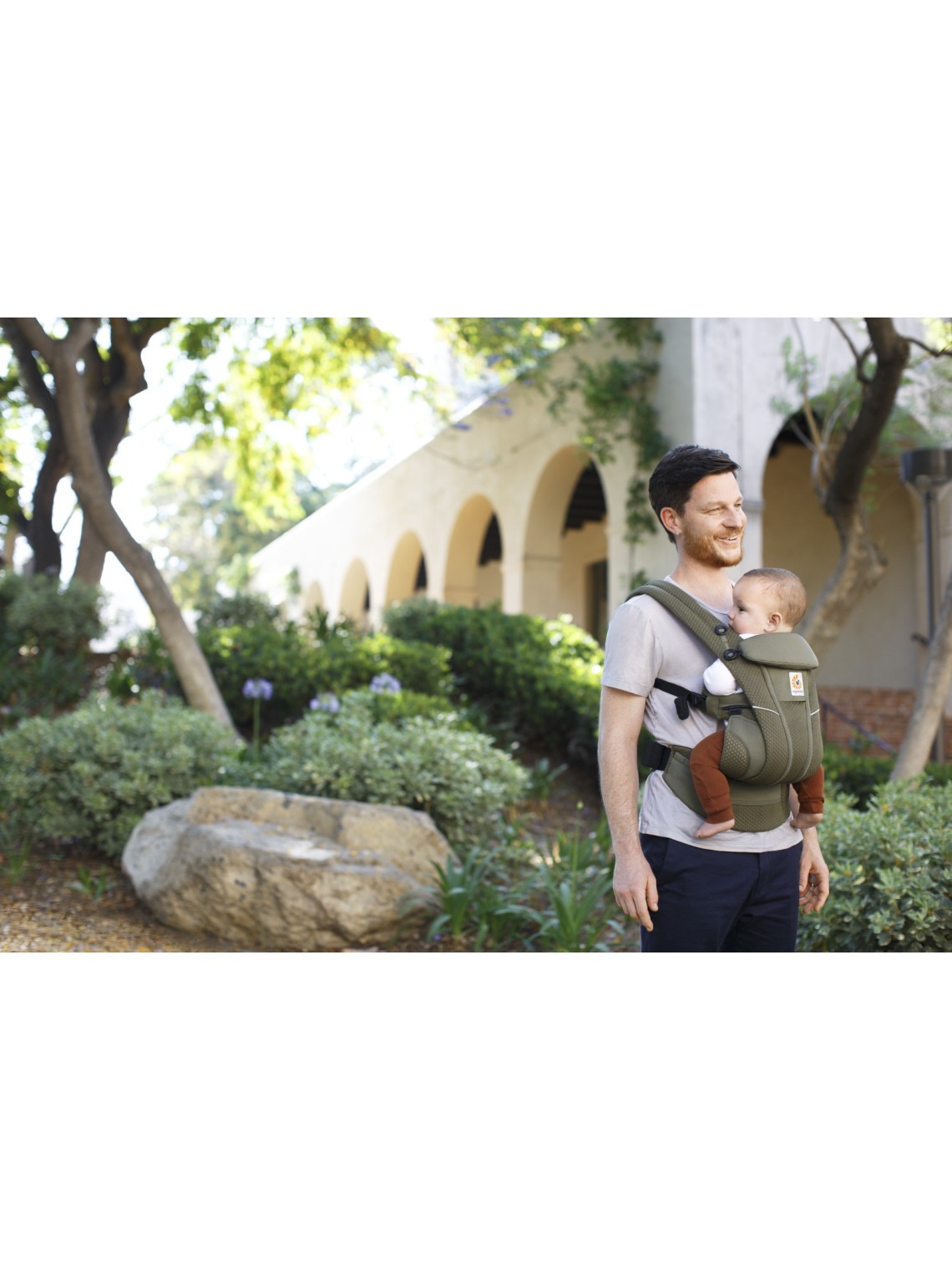 Ergobaby Omni Breeze nešioklė – kvėpuojantis komfortas nuo gimimo