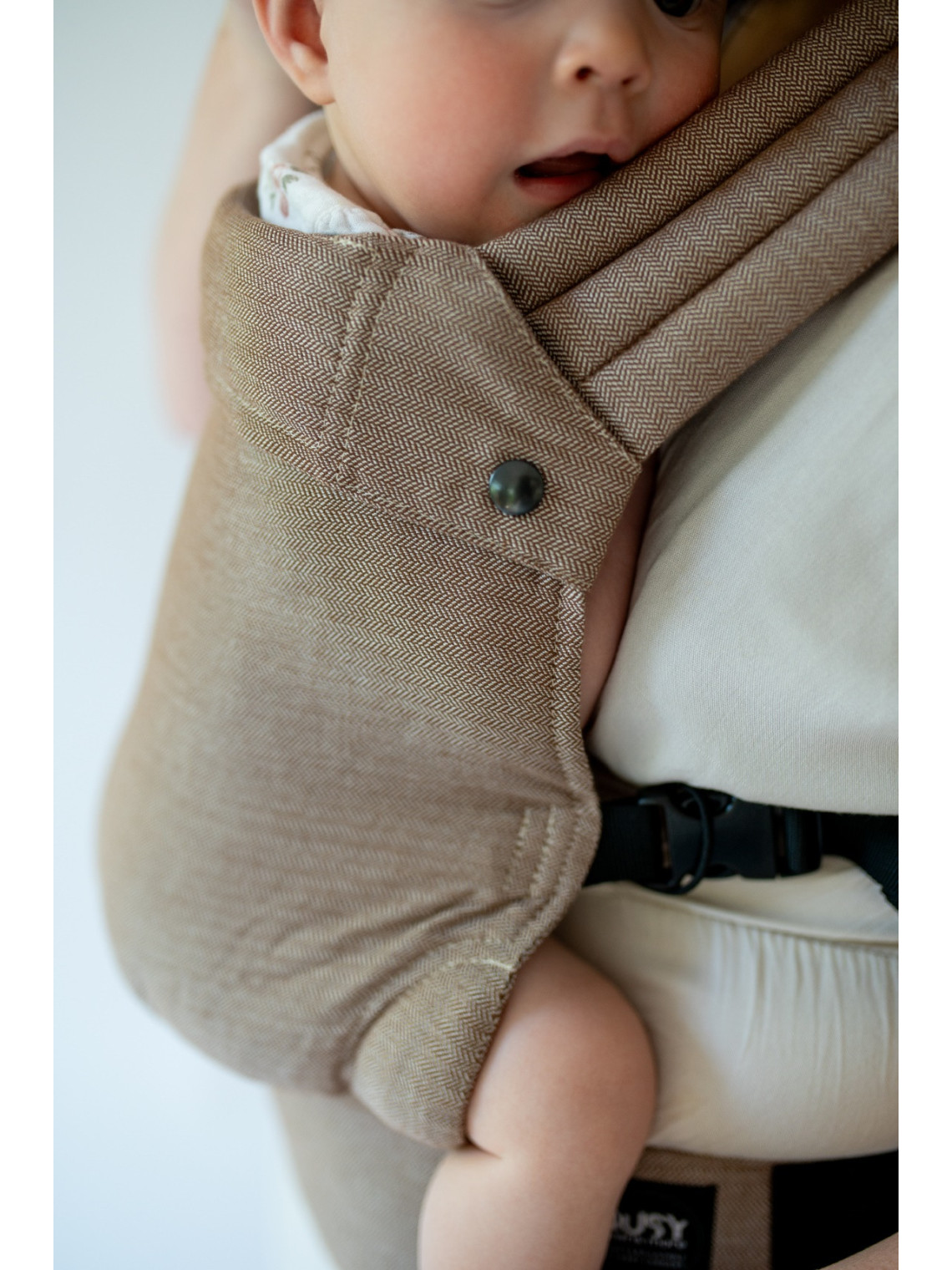 QUSY MINI 2.0 – ypač lengva reguliuojama kūdikių nešioklė